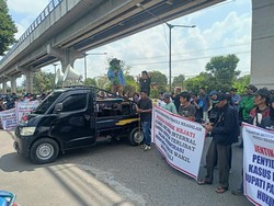 Gelar Aksi di Kejati Sumsel, Massa Minta Kasus OTT Wabup PALI Dihentikan