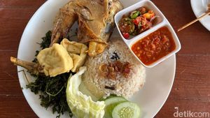 Sedapnya Sarapan Ayam Goreng Basah dengan Jukut Goreng di Jaksel