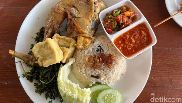 Sedapnya Sarapan Ayam Goreng Basah dengan Jukut Goreng di Jaksel