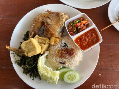Sedapnya Sarapan Ayam Goreng Basah dengan Jukut Goreng di Jaksel