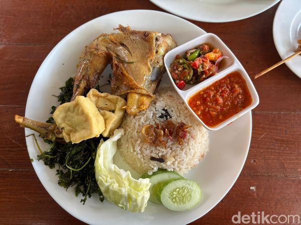 Sedapnya Sarapan Ayam Goreng Basah dengan Jukut Goreng di Jaksel