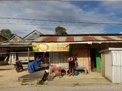 Waka Komisi II DPR Bahtra Bantu Bedah Rumah, Warga di Bombana Bersyukur