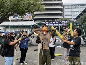Jurnalis Jateng Demo di Semarang, Bawa Londo Ireng Bertopeng Giant