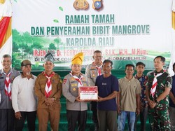 Ekspedisi Merah Putih: Kapolda Riau Beri Bantuan Mesin Ketinting ke Nelayan Inhil