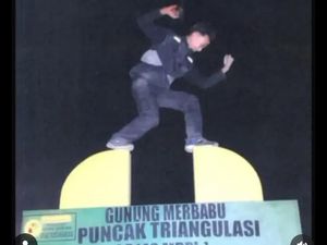 2 Pendaki Kena Sanksi gegara Nekat Panjat Tugu Triangulasi Puncak Merbabu