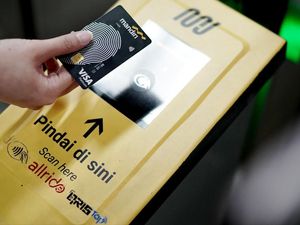 Mandiri Dukung Pembayaran Tiket MRT dengan Kartu Kredit Nirsentuh
