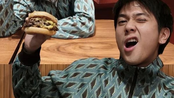 Seru! Iqbaal Ramadhan Bikin Kreasi Mie Instan Favorit hingga Makan Burger