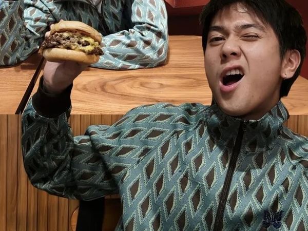 Seru! Iqbaal Ramadhan Bikin Kreasi Mie Instan Favorit hingga Makan Burger