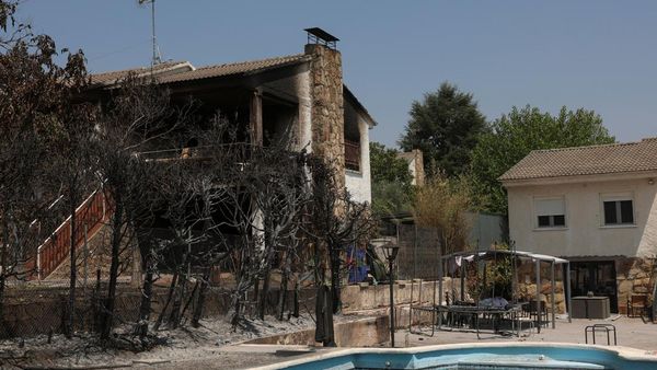 Kebakaran Hutan Hanguskan Pemukiman Elite di Madrid