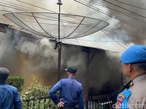 Video Asrama Polisi Polda Jambi Kebakaran, Asap Hitam Membubung