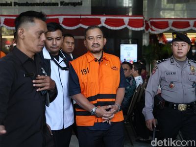 Usai OTT, Bupati Pemalang Kenakan Rompi Oranye Tahanan KPK