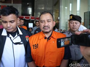 KPK Sita Gepokan Duit di Mobil hingga Rumah Pemenangan Bupati Pemalang