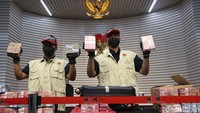 KPK Pamerkan Uang Bukti OTT Bupati Pemalang Senilai Rp1,98 Miliar