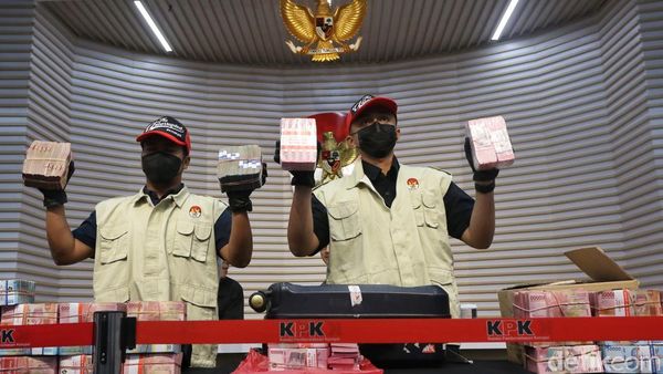 KPK Pamerkan Uang Bukti OTT Bupati Pemalang Senilai Rp1,98 Miliar