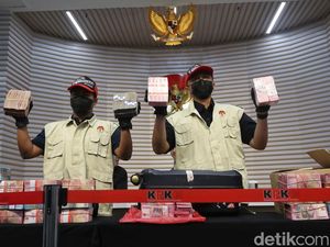 KPK Pamerkan Uang Bukti OTT Bupati Pemalang Senilai Rp1,98 Miliar