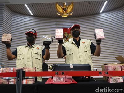KPK Pamerkan Uang Bukti OTT Bupati Pemalang Senilai Rp1,98 Miliar