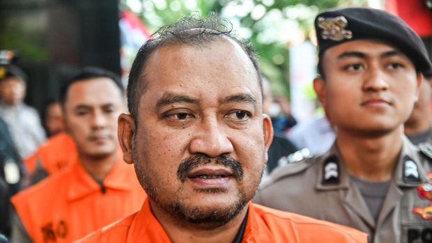 Bupati Pemalang Anom Widiyantoro (tengah) berjalan menuju mobil tahanan usai menjalani pemeriksaan di Gedung Merah Putih KPK, Jakarta, Kamis (30/7/2026). KPK menahan empat orang tersangka yakni Bupati Pemalang Anom Widiyantoro, Lilik Budi Suprianto, Setya Budi Dias Oktavianto dan Mohamad Haris pascaoperasi tangkap tangan (OTT) pada (28/7) serta menyita barang bukti uang tunai sejumlah Rp 2 miliar terkait kasus dugaan korupsi di lingkungan pemerintahan Kabupaten Pemalang. ANTARA FOTO/Fakhri Hermansyah