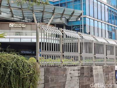 Before-After Pagar Tinggi di Mal Kokas yang Kini Telah Dibongkar