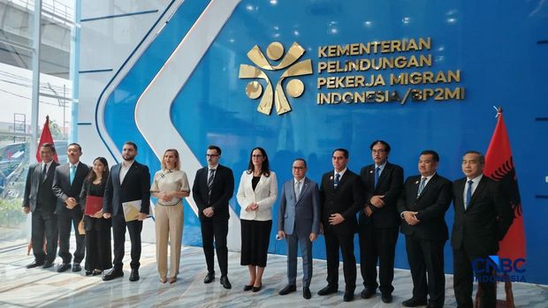Menteri Perlindungan Pekerja Migran Indonesia (P2MI) Mukhtarudin baru saja melakukan pertemuan dengan Menteri Ekonomi dan Inovasi Albania, Delina Ibrahimaj pada Kamis (30/7/2026). (CNBC Indonesia/Novina Putri Bestari)