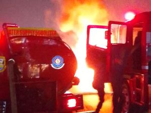 Mobil Diduga Angkut BBM Terbakar di Bandar Lampung, Sopir Kabur