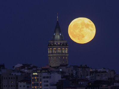 Pesona Buck Moon Hiasi Langit di Berbagai Negara