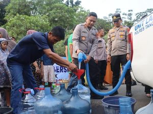 Polres Tangsel Salurkan Air Bersih untuk Warga Terdampak Kekeringan di Kranggan