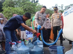 Polres Tangsel Salurkan Air Bersih untuk Warga Terdampak Kekeringan di Kranggan