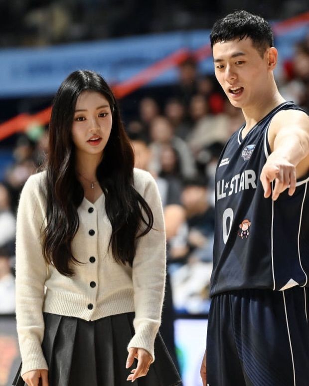 Lee Gwan Hee dan Yoo Si Eun pertama kali bertemu melalui program kencan 'Single's Inferno 3'. Seusai acara, keduanya menjaga hubungan pertemanan yang berakhir berkembang ke hubungan percintaan.