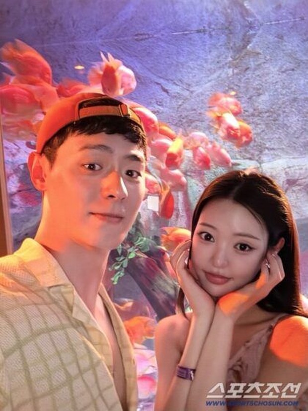 Kabar publikasi hubungan romantis Lee Gwan Hee dan Yoo Si Eun telah tercium oleh media, salah satunya adalah Sports Chosun yang membagikan foto kencan keduanya beserta awal asmara mulai berkembang.