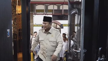 Gaya Prabowo Jajal Kereta Api Mewah Nusantara Explorer ke Batang