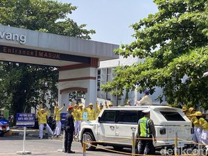 Prabowo Tiba di Stasiun Tawang Semarang Disambut Riuh Pelajar
