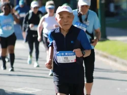 Tak Mau Dikalahkan Usia, Kakek Umur 90 Tahun Masih Kuat Ikut Half Marathon