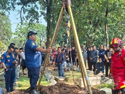 Momen Haru Pemakaman Pria Berbobot 200 Kg di TPU Astanaanyar Bandung