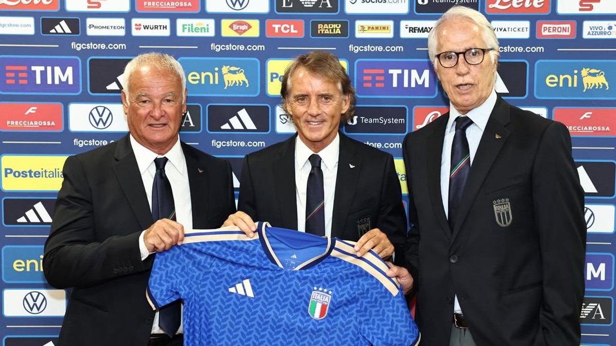 Mancini (tengah) dalam jumpa pers bersama Ranieri (kiri) dan Malago pada Rabu (29/7) di Roma. Foto: REUTERS/Matteo Minnella
