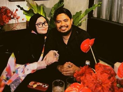 Romantisnya Rigen Rakelna saat Ajak Istri Makan Malam di Restoran