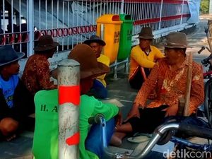 Menolak Renta, Perjuangan Kuli Pengki Indramayu Cari Nafkah