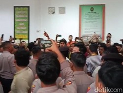 Sidang Perdana Kasus Tewasnya Bripda NS di PN Batam, Keluarga Korban Histeris