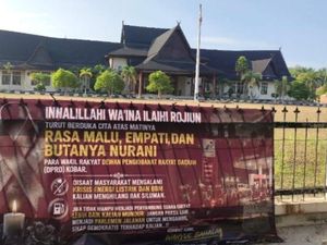 Pagar DPRD Kobar Dipasangi Spanduk Krisis BBM dan Listrik