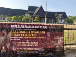 Pagar DPRD Kobar Dipasangi Spanduk Krisis BBM dan Listrik