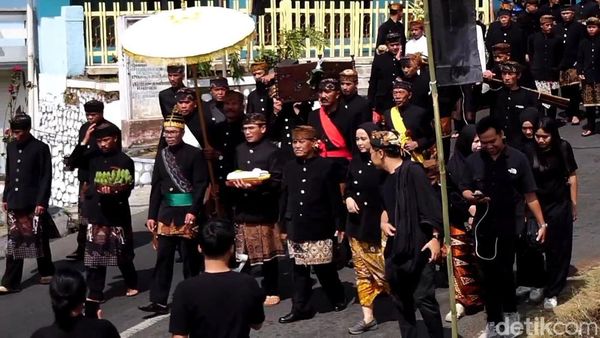 Tari Sodoran Warnai Perayaan Hari Raya Karo Suku Tengger di Bromo