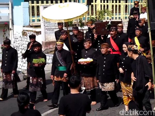 Tari Sodoran Warnai Perayaan Hari Raya Karo Suku Tengger di Bromo
