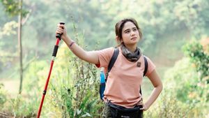 Gaya Simpel Tissa Biani Trekking, Tampil Cantik Natural Tanpa Pulasan Makeup