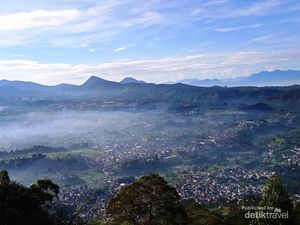 Hiking yang Bersahabat di Geger Bintang Matahari, Lembang