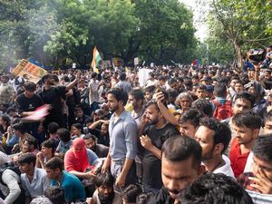 Kemenangan Anak Muda dan Partai Kecoak yang Lengserkan Menteri India