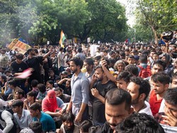 Kemenangan Anak Muda dan Partai Kecoak yang Lengserkan Menteri India