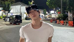Gaya Casual Ahn Hyo Seop di Rest Area Cipularang, Ganteng Pakai Kaos Polos