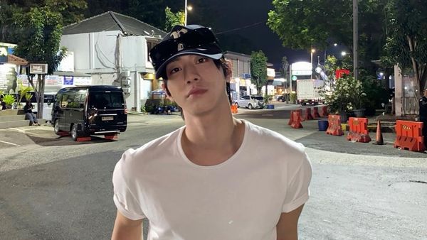 Gaya Casual Ahn Hyo Seop di Rest Area Cipularang, Ganteng Pakai Kaos Polos