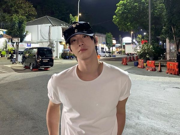 Gaya Casual Ahn Hyo Seop di Rest Area Cipularang, Ganteng Pakai Kaos Polos