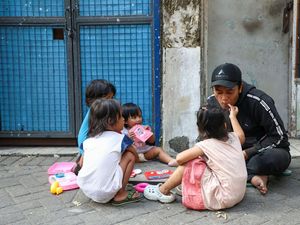 Terungkap Fakta di Balik Viral Anak Surabaya Dibawa Ayah Diajak Ngemis