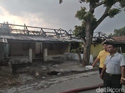 12 Rumah Asrama Polisi Panularan Solo Terbakar
